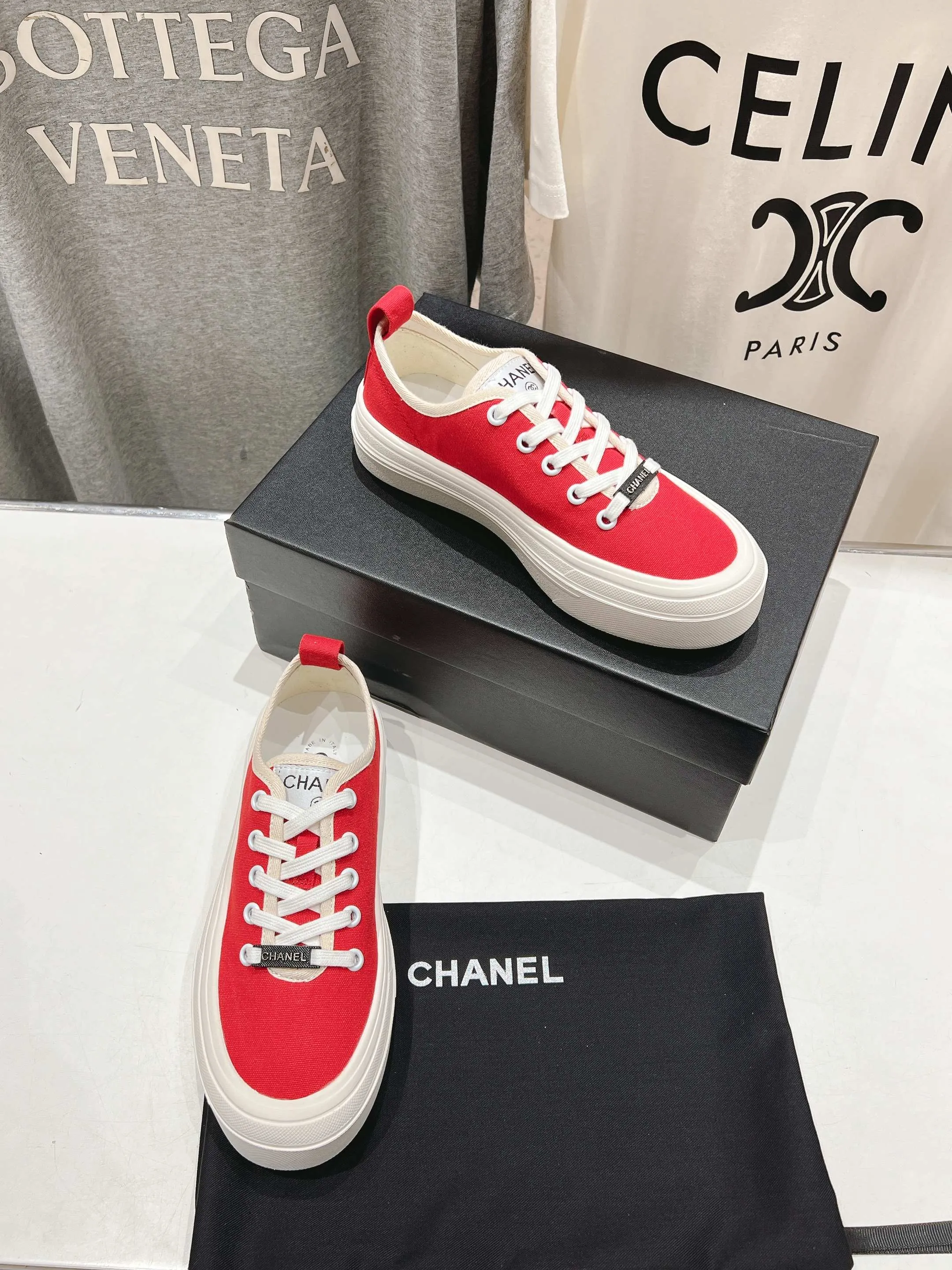 👟👟Ex-factory price 400👟👟 Chanel* Xiaoxiang 2025ss latest casual shoes, the currently super popular biscuit shoes. Internet celebrity Xiaohongshu is crazy about hot recommendations. The silly and cute style has a retro flavor! The shape is special and very recognizable. It makes your legs slimmer and longer. It is absolutely powerful. It is also very comfortable to wear. It has good looks. It is comfortable and increases your height. I must recommend it to everyone. The main feature of this year's series is minimalist style. ✔Fabric: original customized canvas. ✔Feet: water-dyed cowhide, comfortable on the feet. ✔Outsole: open-molded high-elastic rubber platform sole. ✔Number: 35-39.